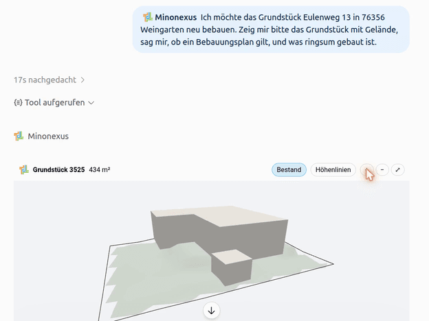 Eine Frage zu einem Grundstück in Weingarten im Chat mit ausgewähltem Minonexus, darunter der Hinweis Tool aufgerufen und das Grundstück als 3D-Ansicht mit Gelände und Bestandsgebäude.