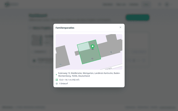 Die Ortsansicht eines Projekts: Standort auf der Karte mit grün umrandetem Grundstück und Gebäude-Grundfläche sowie Adresse und Maßen.