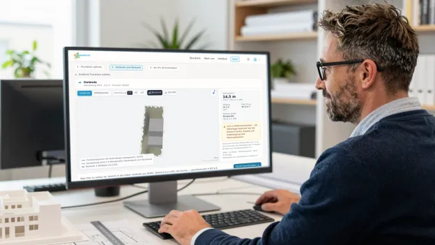 Ein Architekt am Schreibtisch, vor ihm ein Architekturmodell; auf dem Monitor MinoSite mit Gelände, Höhenspanne und Bestand eines Flurstücks vor dem IFC-Export